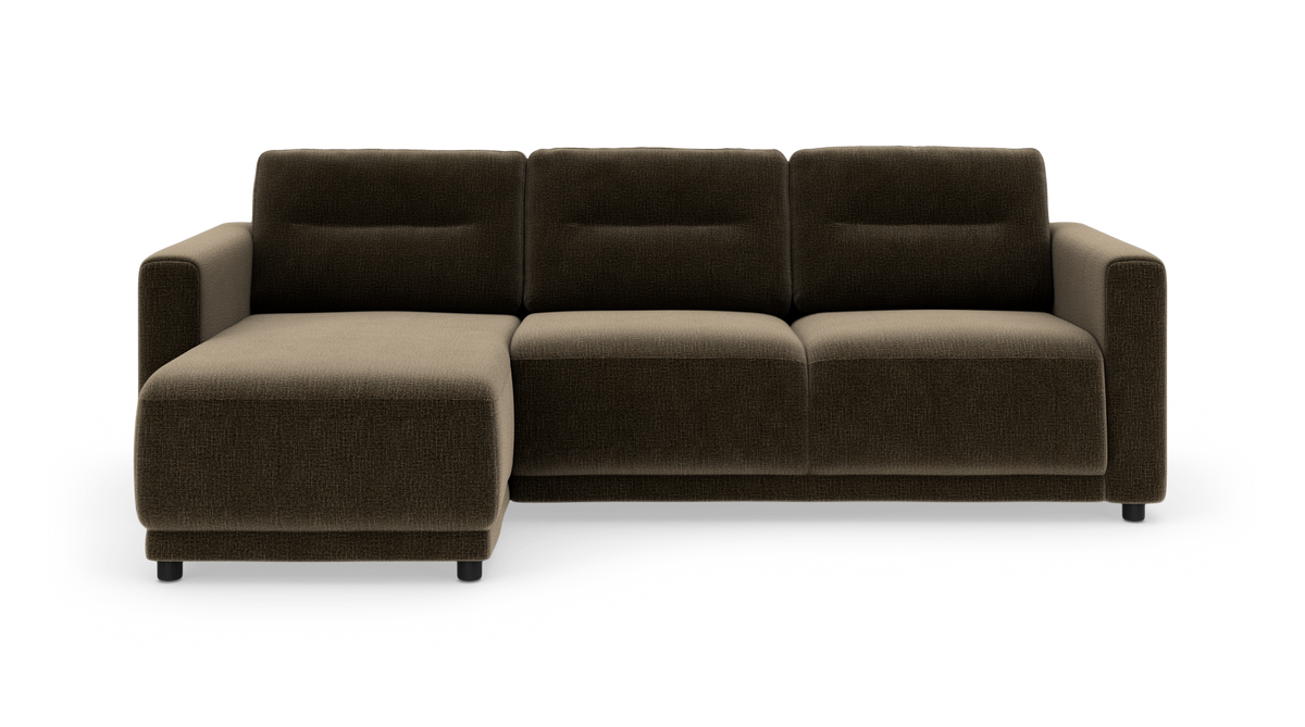 Brun modulsofa i stof med venstrevendt chaiselong og tre sæder, fritlagt på hvid baggrund.