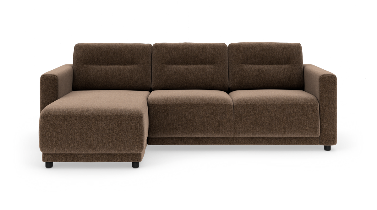 Brun hjørnesofa med venstrevendt chaiselong, fritlagt på hvid baggrund.