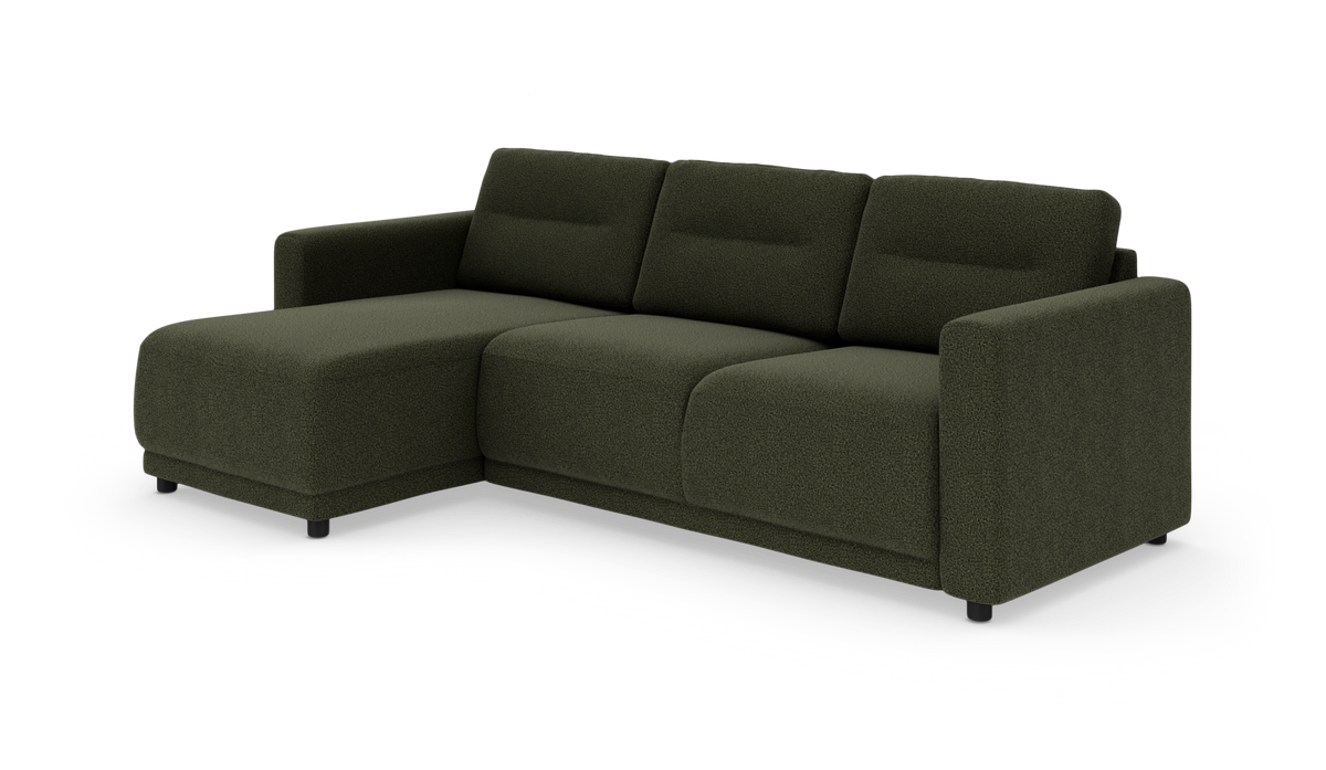 Mørkegrøn tresæders sofa med venstrevendt chaiselong i tekstureret stof, frilagt på hvid baggrund.