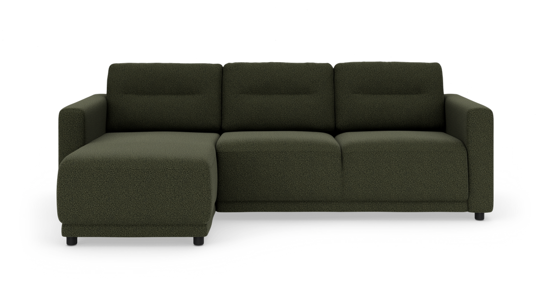 Mørkegrøn modulsofa med venstrevendt chaiselong, tre sæder, lige armlæn og sorte ben, frilagt på hvid baggrund.