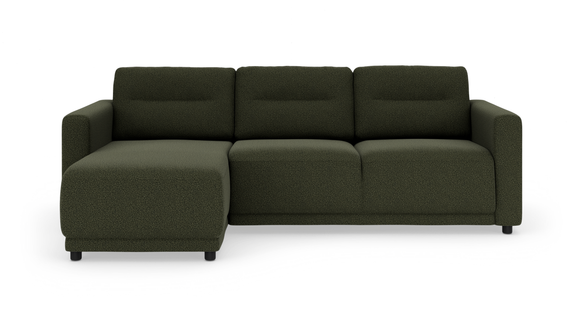 Mørkegrøn modulsofa med venstrevendt chaiselong, tre sæder, lige armlæn og sorte ben, frilagt på hvid baggrund.
