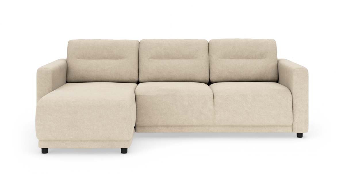Beige 3-personers sofa med venstre chaiselong og lige armlæn, fritstående produktfoto.