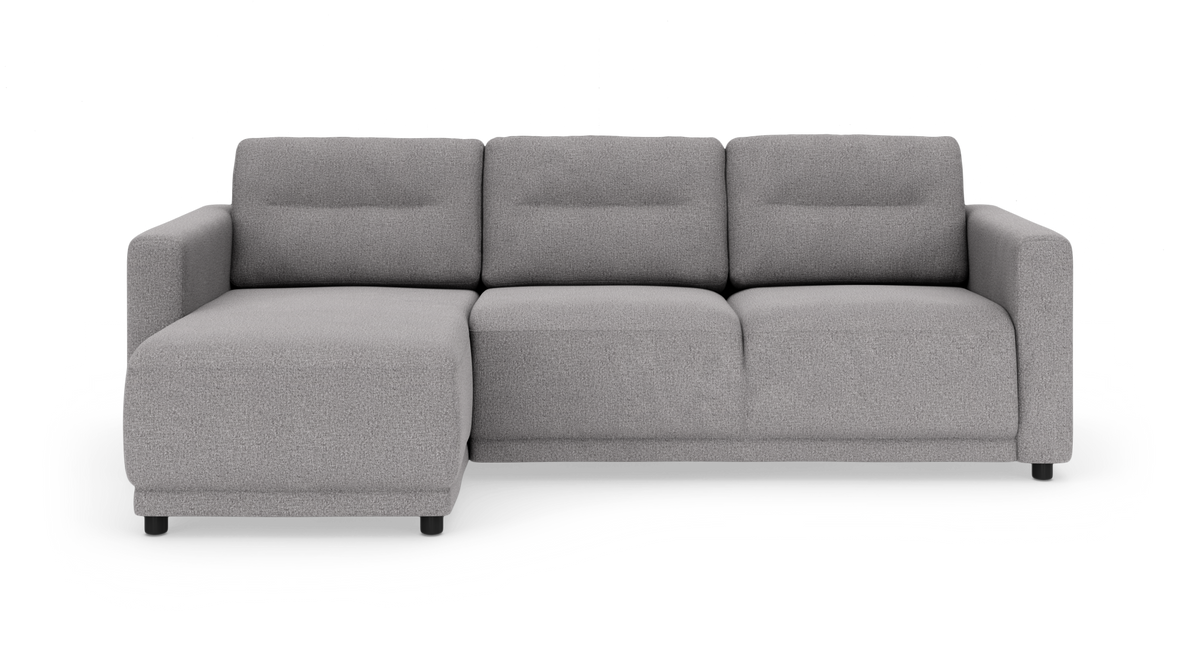 Grå 3-personers sofa med venstre chaiselong på hvid baggrund.