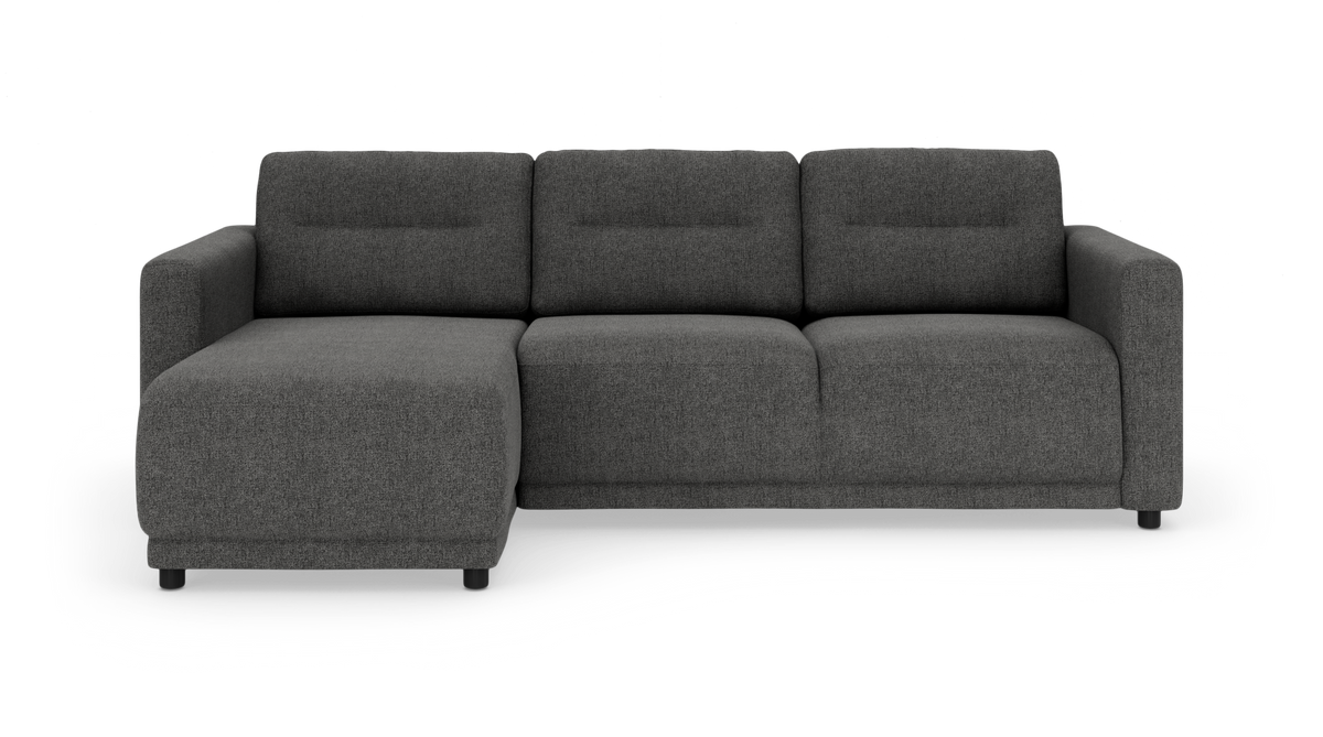 Mørkegrå hjørnesofa med chaiselong til venstre i stof, frontvisning, frilagt på hvid baggrund.