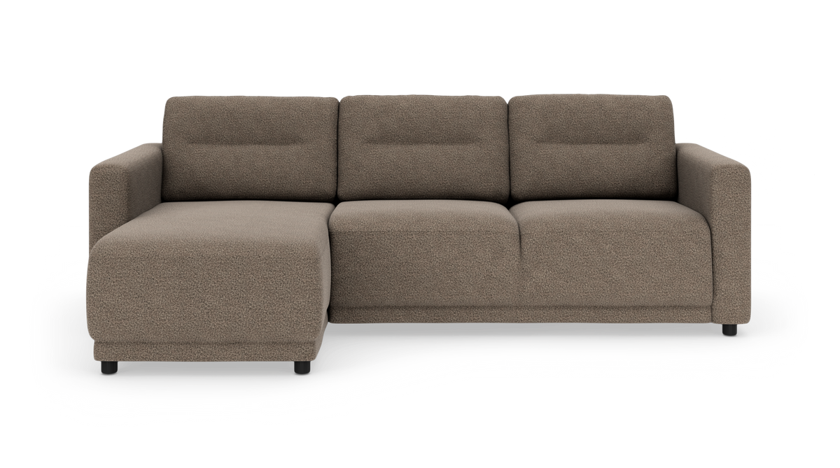 Brun 3-personers sofa med venstrevendt chaiselong, set forfra på hvid baggrund.