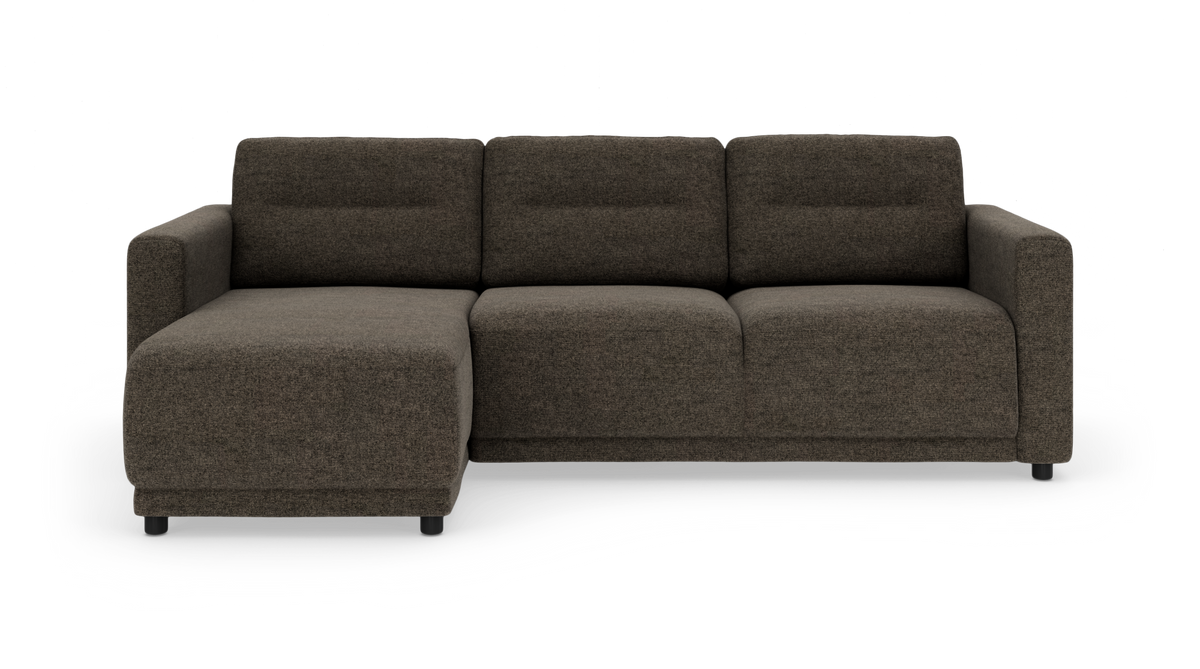 Mørkebrun stofsofa med venstrevendt chaiselong og tre sæder, isoleret på hvid baggrund.