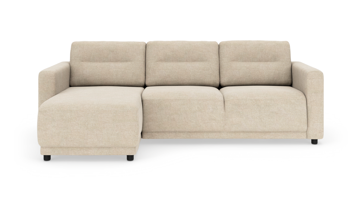 Beige modulsofa med chaiselong til venstre, tre sæder, bløde puder og sorte ben, frilagt mod hvid baggrund.