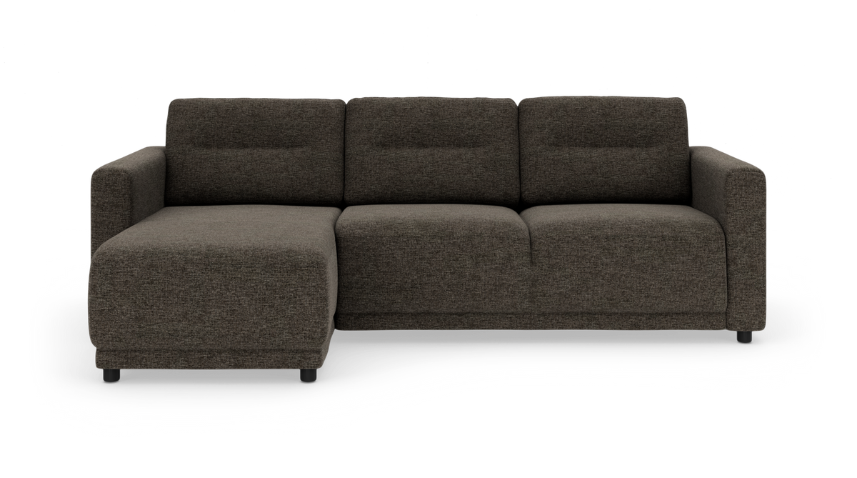Mørkegrå stofsofa med venstrevendt chaiselong, tre sæder og lige armlæn, fritstående på hvid baggrund.
