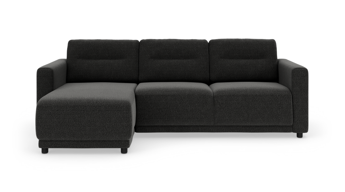 Mørkegrå modulsofa med venstrevendt chaiselong, set forfra, fritstående på hvid baggrund.