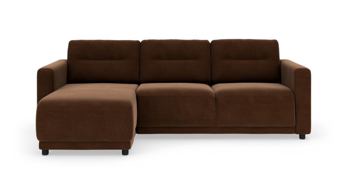 Brun modulsofa med venstrevendt chaiselong, frontvisning, fritlagt på hvid baggrund.