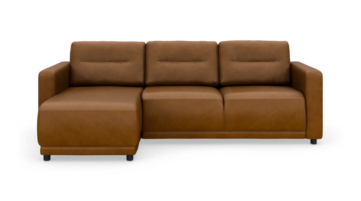 Brun lædersofa med venstrevendt chaiselong, tresædet, frontvisning på hvid studiobaggrund.