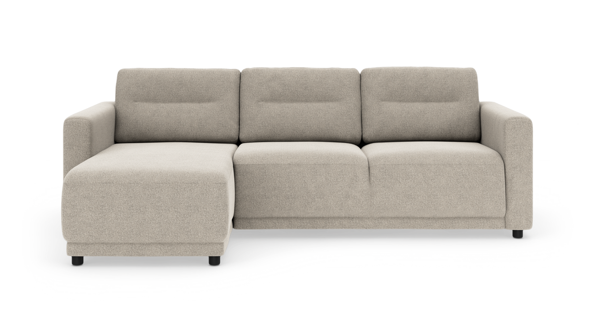 Beige 3-personers sofa med venstrevendt chaiselong, set forfra på hvid baggrund.
