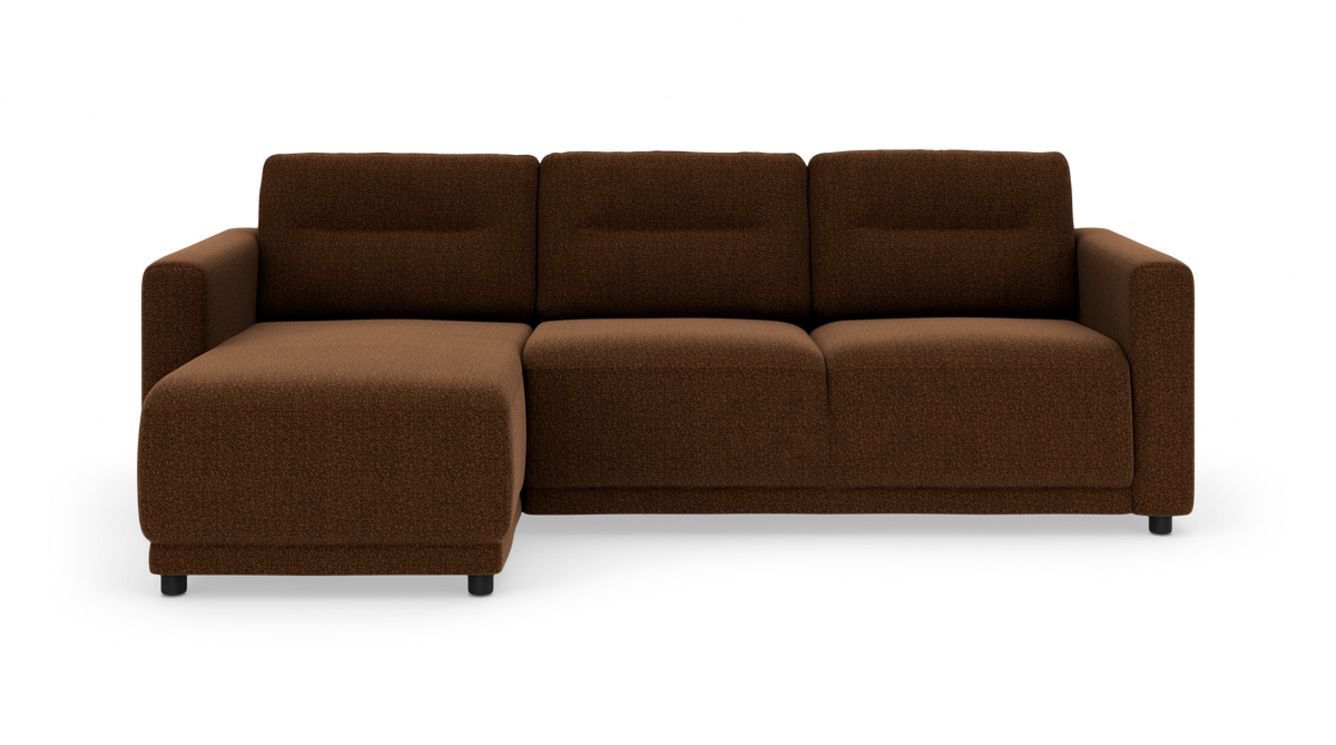 Brun hjørnesofa med chaiselong til venstre på hvid baggrund, tre sæder og runde sorte ben.