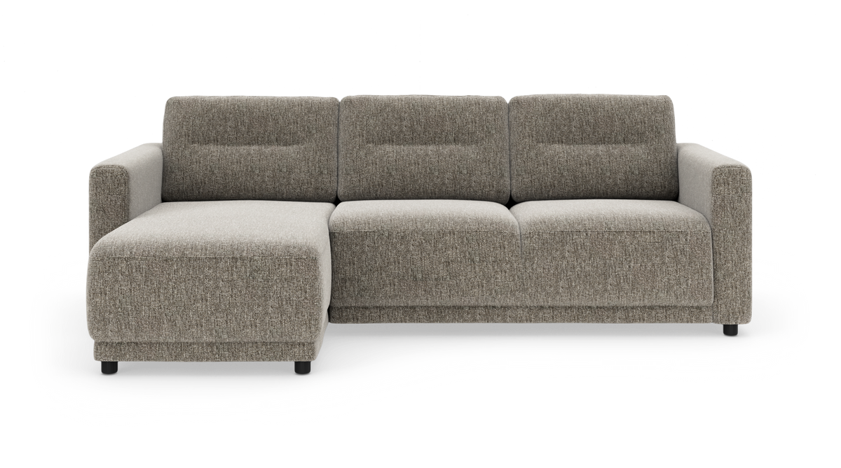 Gråbeige tresæders sofa med venstre chaiselong, frontvisning på hvid baggrund.