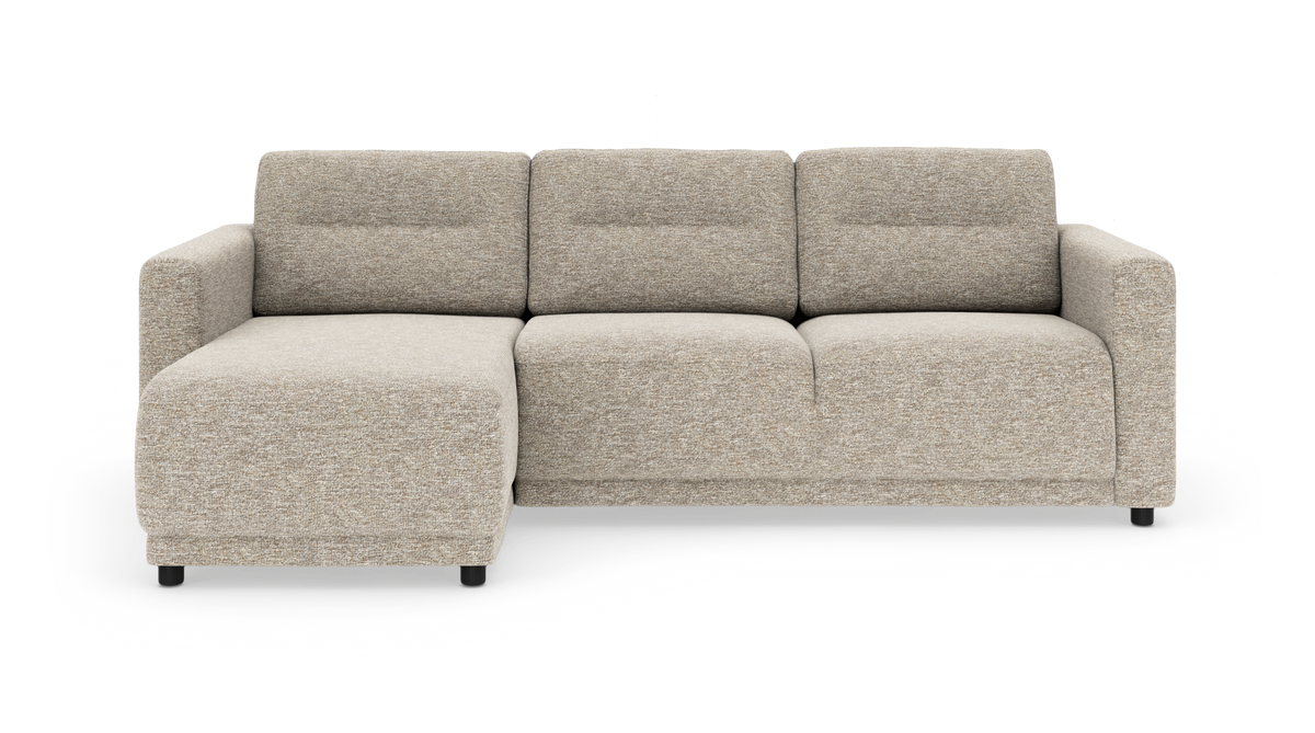 Beige modulsofa med venstrevendt chaiselong, stofbetrukket og fritstående på hvid baggrund.