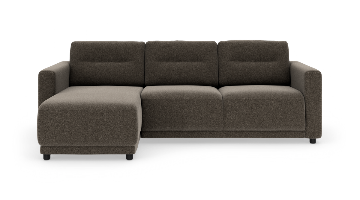 Brun sofa med venstrevendt chaiselong, frontvisning på hvid baggrund.