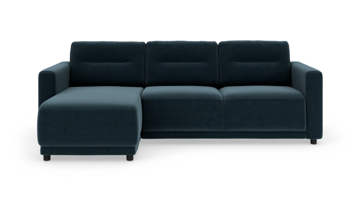 Mørk petroleumblå sofa med chaiselong til venstre, fotograferet på hvid baggrund.