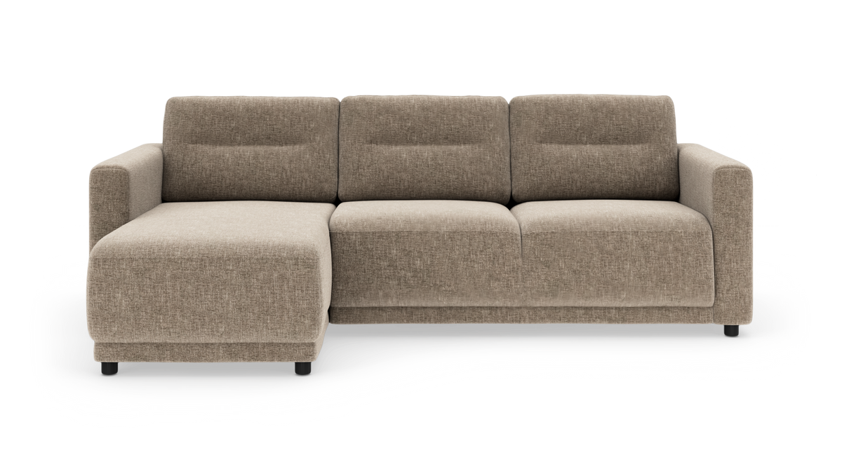 Beige hjørnesofa med venstre chaiselong i stof, tre sæder, moderne design frilagt på hvid baggrund.