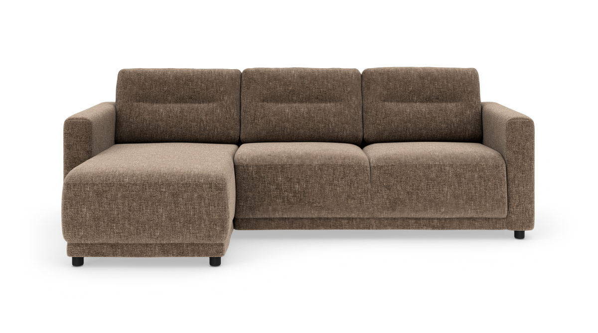 Brun 3-personers sofa med venstrevendt chaiselong i stof, fotograferet forfra i studie på hvid baggrund.