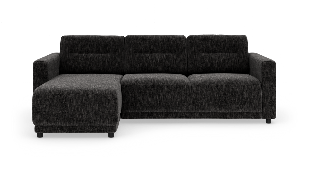 Mørkegrå 3-personers sofa med venstre chaiselong i stof, fritstående mod hvid baggrund.