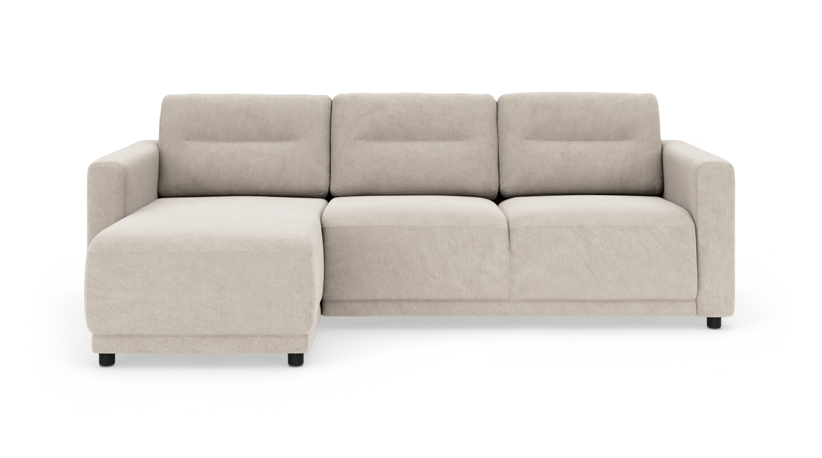 Beige tresæders sofa med venstrevendt chaiselong, frontvisning på hvid baggrund.