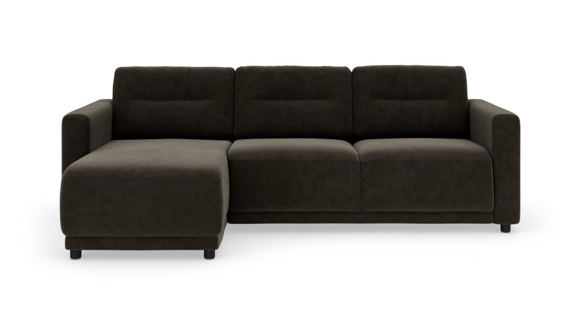 Mørkebrun hjørnesofa med venstre chaiselong i bredriflet manchesterlignende stof, frilagt på hvid baggrund.