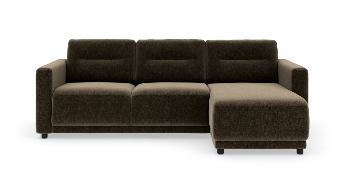 Mørkebrun hjørnesofa med chaiselong til højre, tre sæder og lave sorte ben.