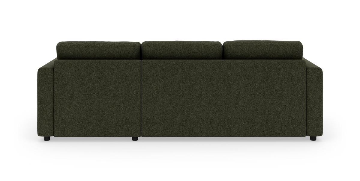 Mørkegrøn tresæders sofa set bagfra på hvid baggrund.
