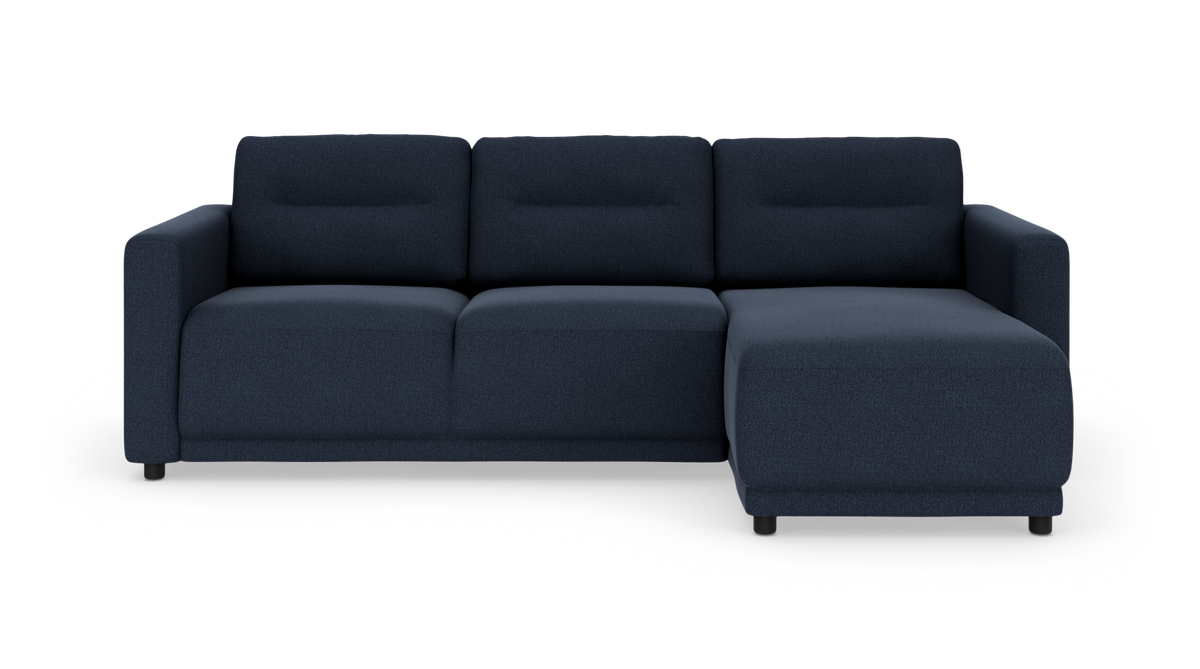 Mørkeblå modulsofa med chaiselong til højre, frilagt på hvid baggrund, frontvisning.