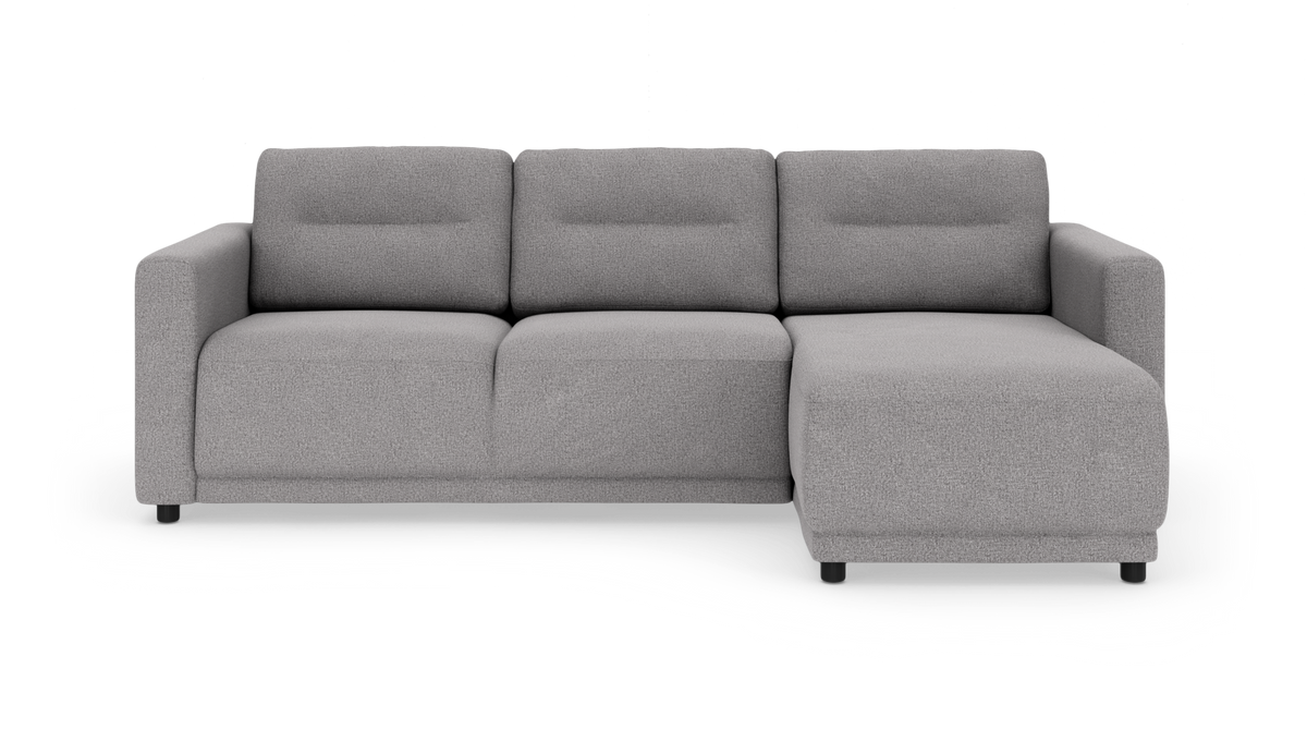 Grå 3-personers sofa med højre chaiselong i stof, set forfra i studie.
