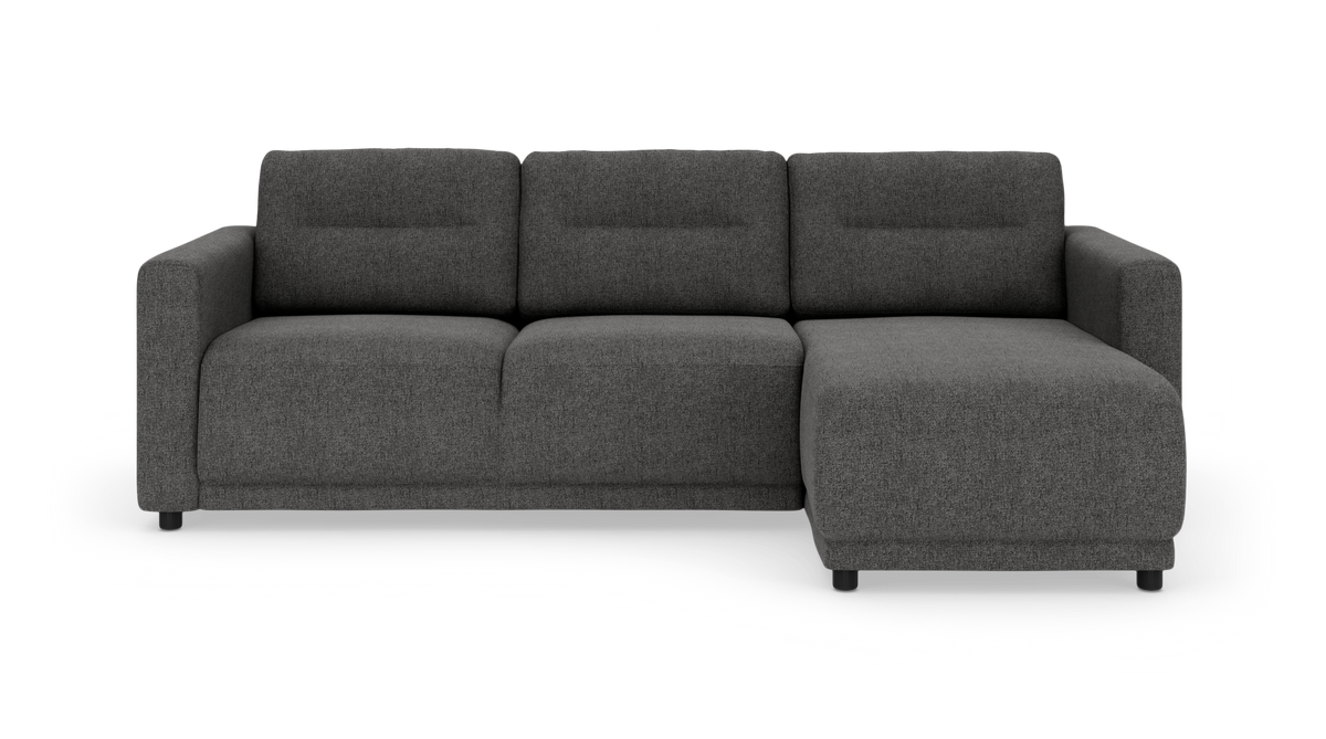 Mørkegrå 3-personers sofa med højrevendt chaiselong på hvid studiobaggrund.