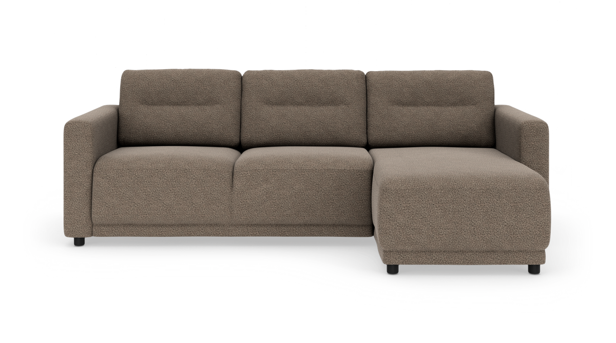 Brun hjørnesofa med chaiselong til højre, stofpolstret med lave runde ben, fritlagt på hvid baggrund.