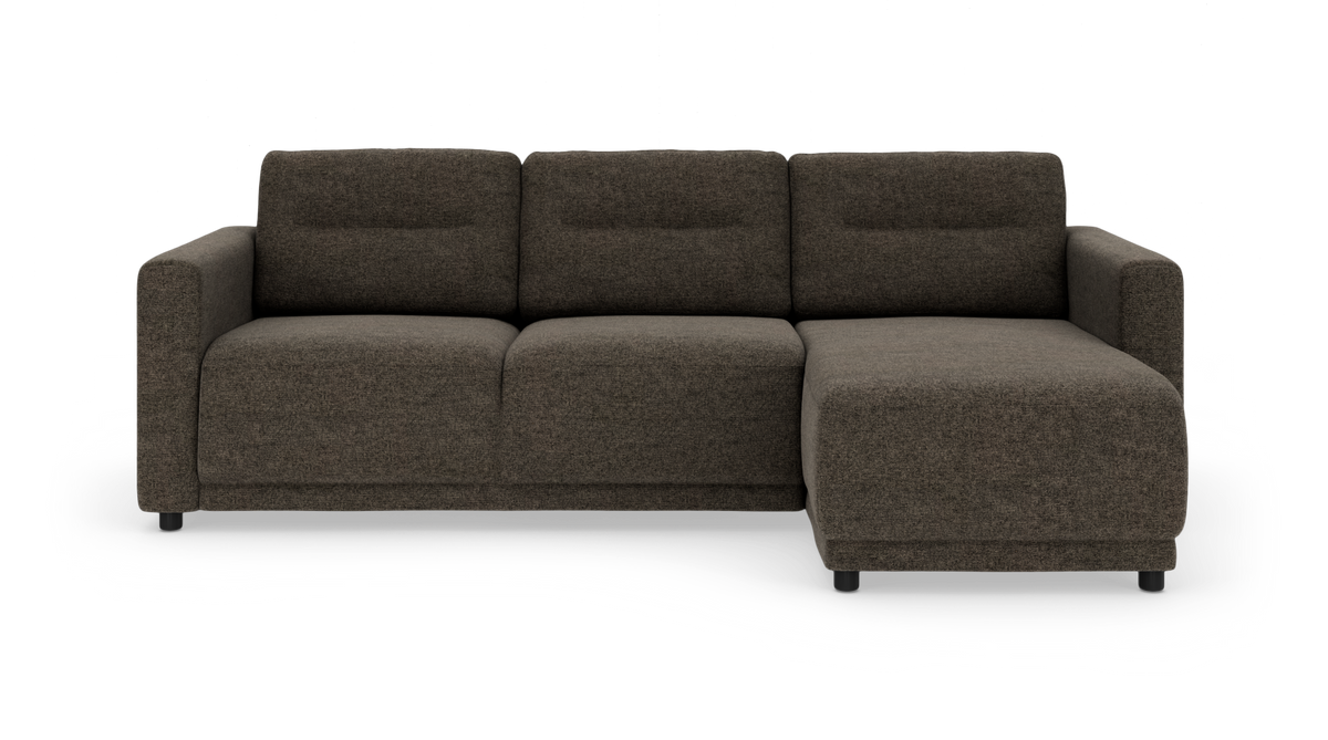Mørkebrun 3-personers sofa med chaiselong til højre, fotograferet forfra i studio på hvid baggrund.