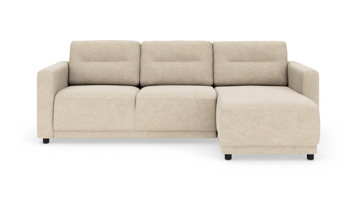 Beige 3-personers sofa med højre chaiselong, fotograferet forfra på hvid studiebaggrund.