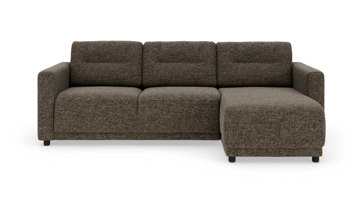 Brun modulsofa med chaiselong til højre på hvid baggrund.