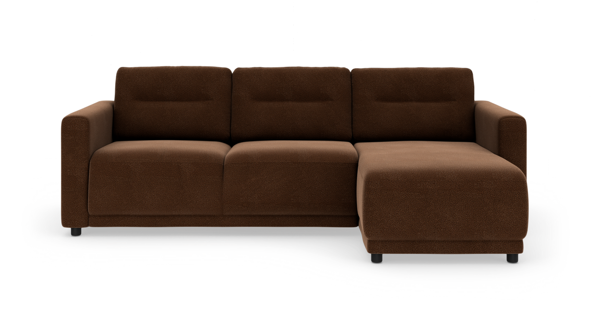 Brun tresæders sofa med chaiselong til højre, frilagt på hvid baggrund.