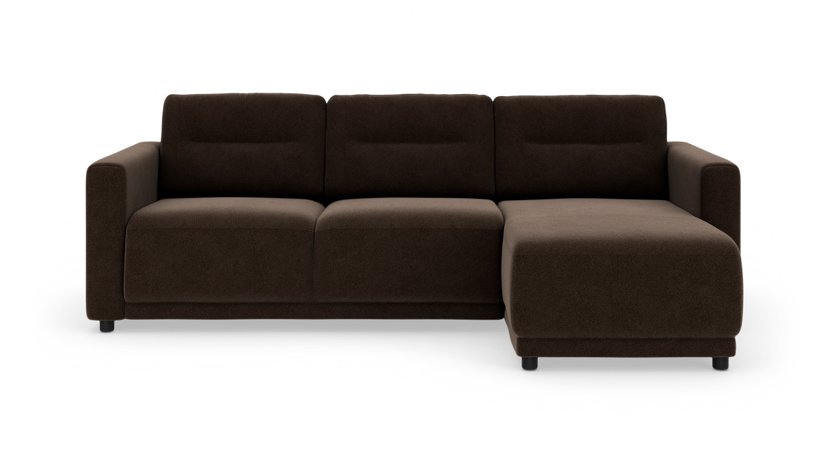Mørkebrun modulsofa med chaiselong til højre, frontvisning på hvid studiebaggrund.