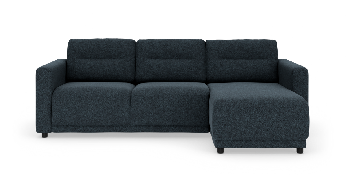 Mørk petroleumsblå 3-personers sofa med chaiselong til højre og lave sorte ben.
