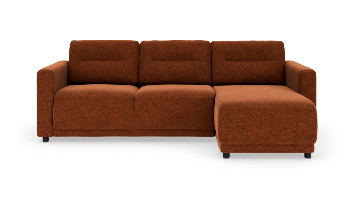 Rust-rød modulsofa med højre chaiselong i tekstureret stof, fritlagt på hvid baggrund.