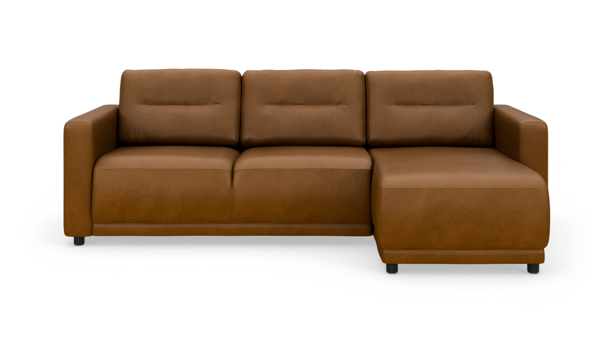 Brun modulsofa i læder med chaiselong til højre, fotograferet lige forfra på hvid studiobaggrund.