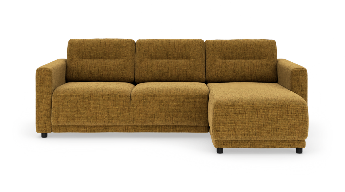 Modulsofa i sennepsgul tekstil med højre chaiselong, set forfra på hvid baggrund.