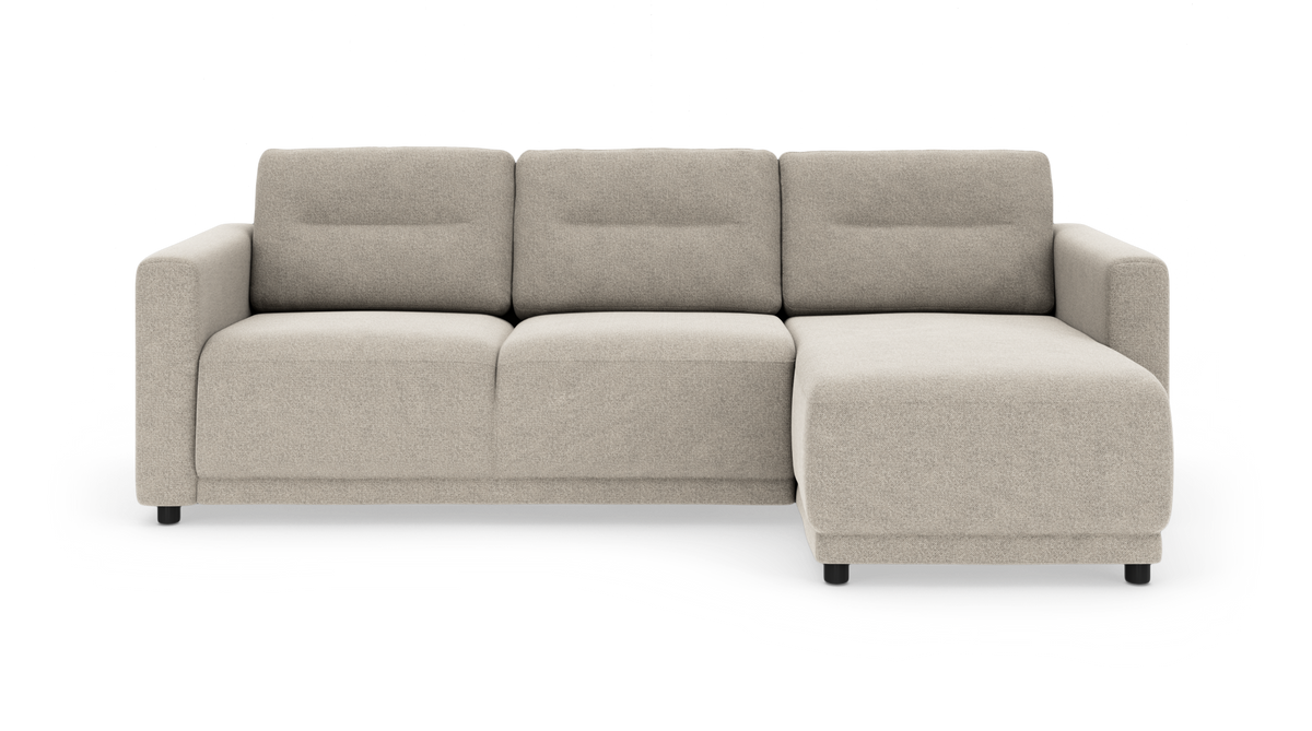 Beige modulsofa med chaiselong til højre, fritstående på hvid studiebaggrund.