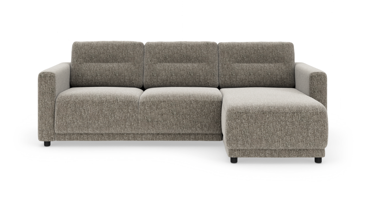 Moderne grå stofsofa med chaiselong på højre side, fritlagt på hvid baggrund.