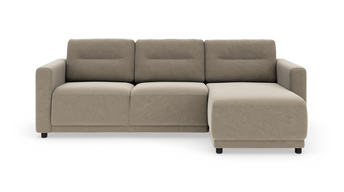 Beige 3-personers sofa med højrevendt chaiselong i stof, lige armlæn og sorte ben, frilagt i studie.