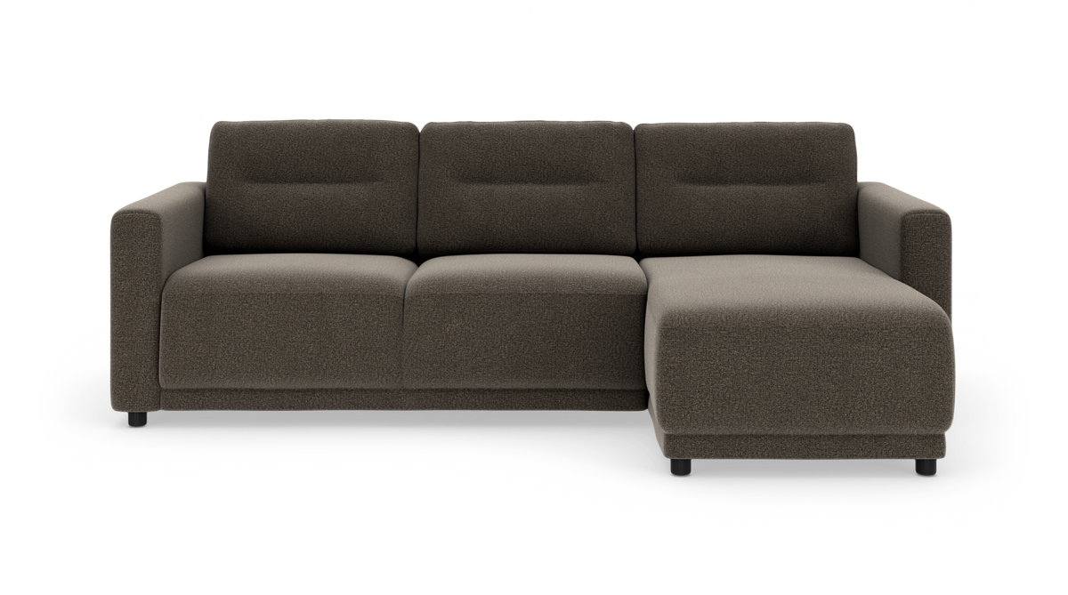 Mørkebrun modulsofa med chaiselong til højre, frilagt på hvid baggrund.