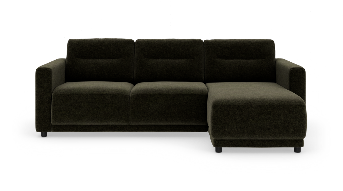 Mørkegrøn hjørnesofa med chaiselong til højre, fritstående mod hvid baggrund.