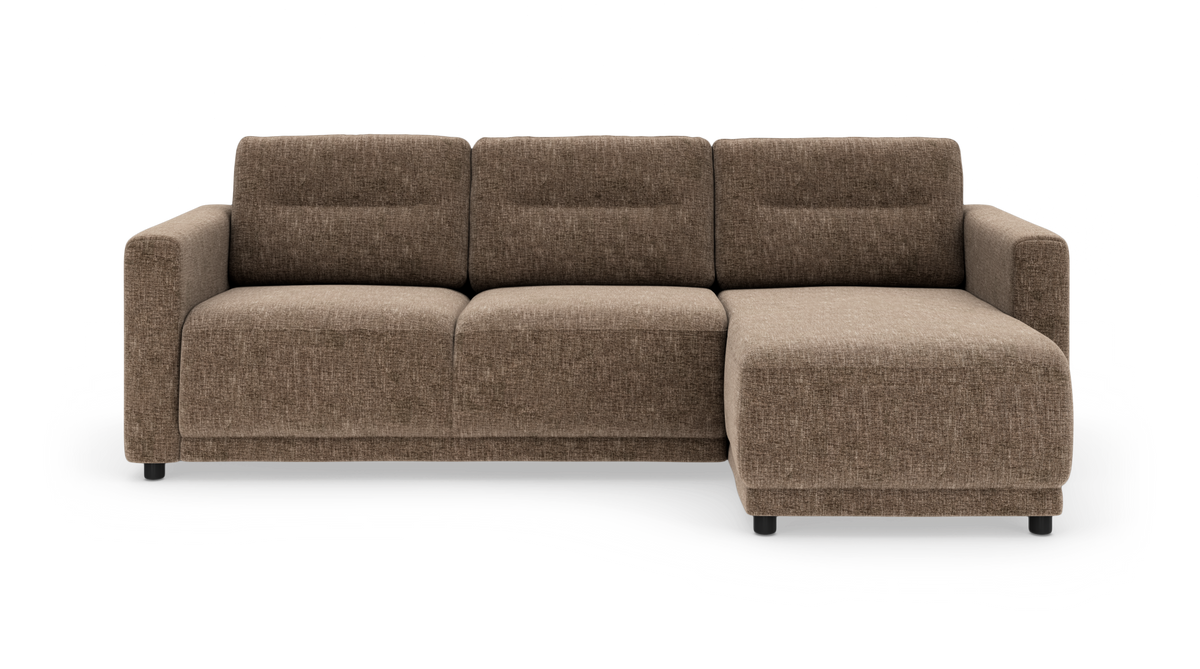 Brun 3-personers stofsofa med højrevendt chaiselong, set forfra på hvid baggrund.