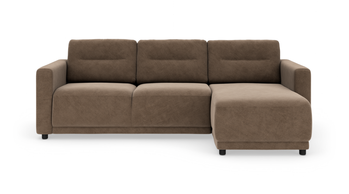Brun hjørnesofa med højrevendt chaiselong i riflet stof, frilagt på hvid baggrund.