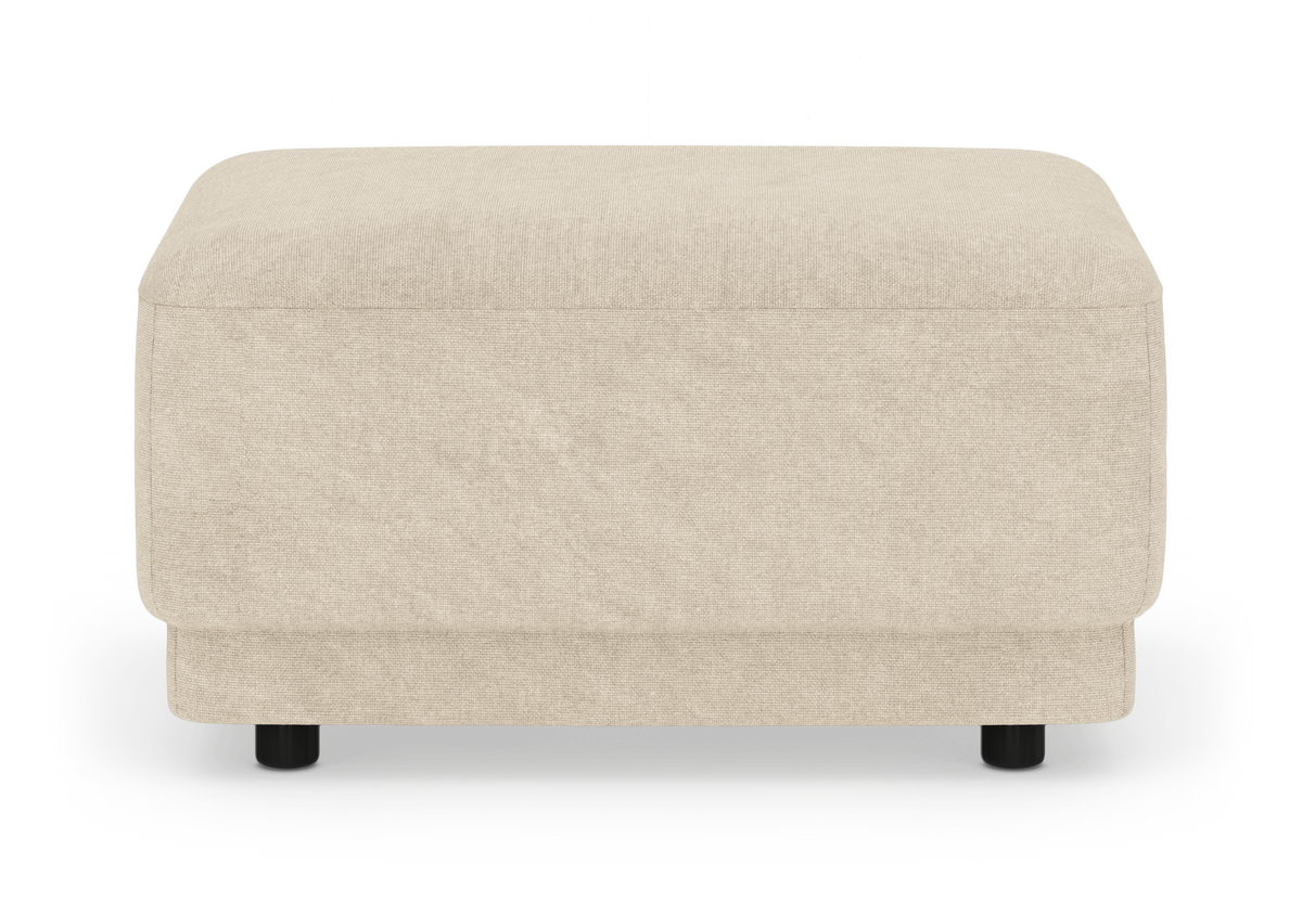 Beige firkantet fodskammel/ottoman i stof med sorte runde ben, fritlagt på hvid baggrund.