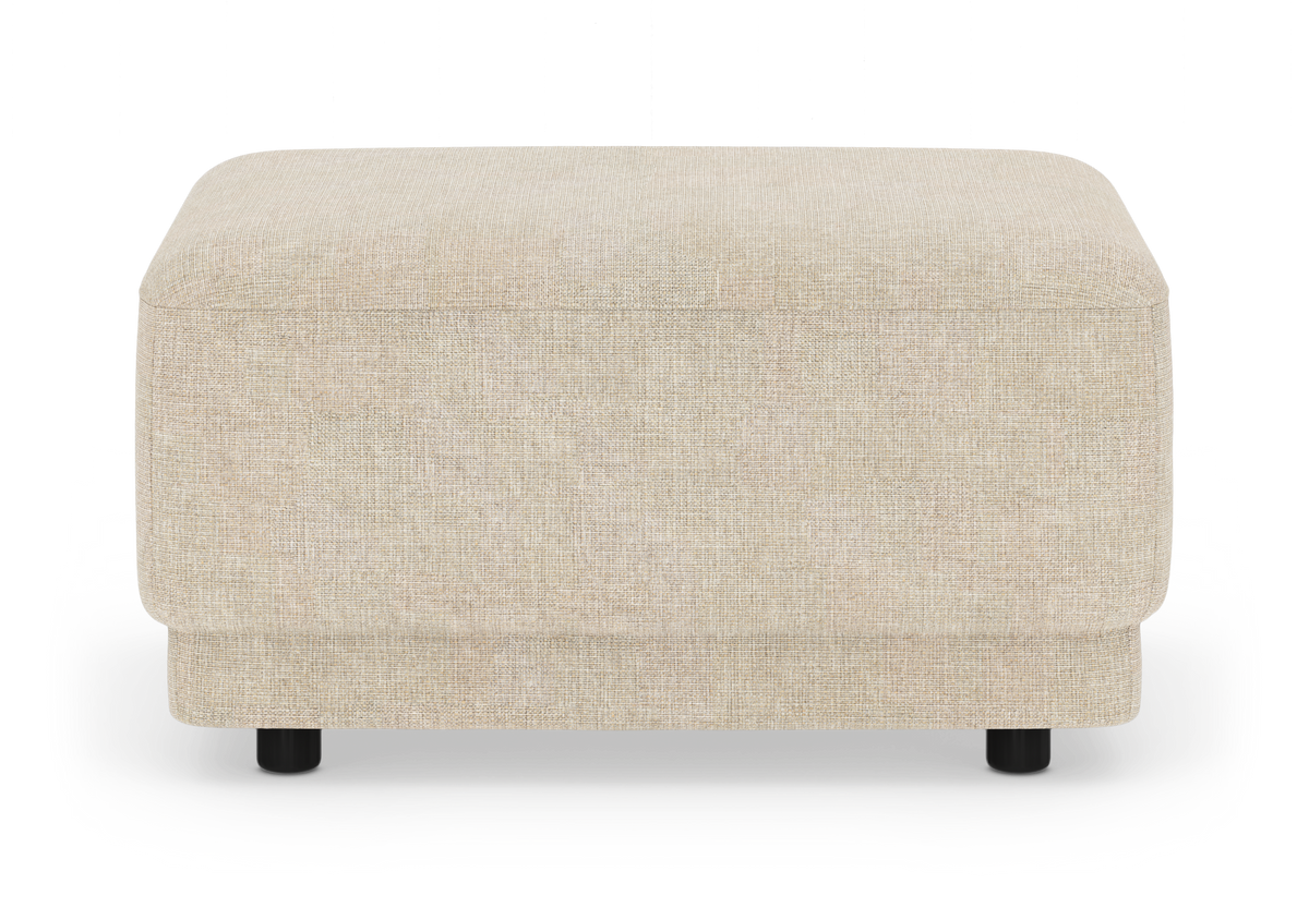 Beige rektangulær puf/ottoman i stof med små sorte ben, frilagt på hvid baggrund.